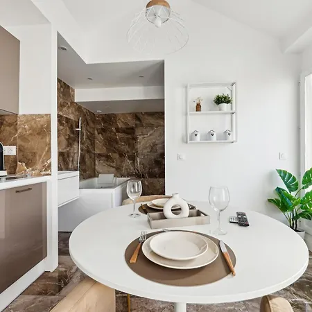 Paisible Avec Jacuzzi Apartment